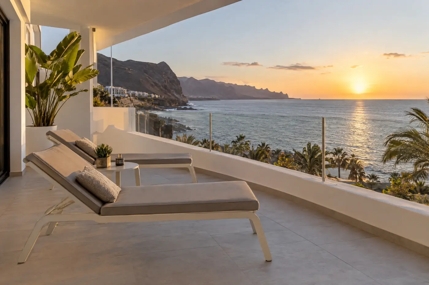 Terraza reformada de un apartamento vacacional en el sur de Tenerife con vistas al océano