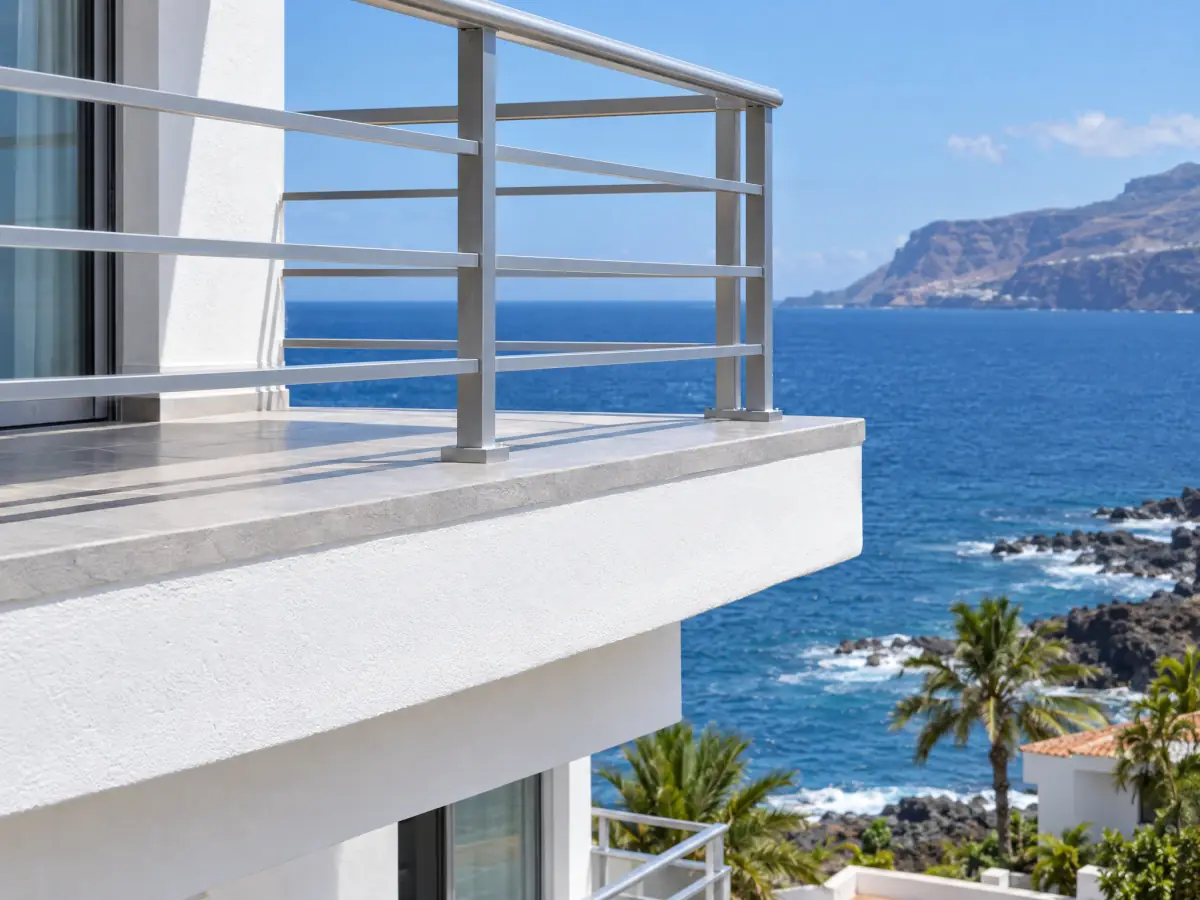 Canto de balcón restaurado con revestimiento nuevo y barandilla de aluminio frente al mar