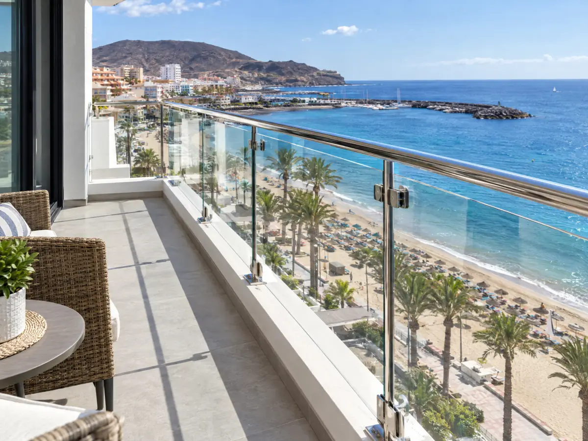 Balcón reformado de un apartamento en Los Cristianos con barandilla de vidrio