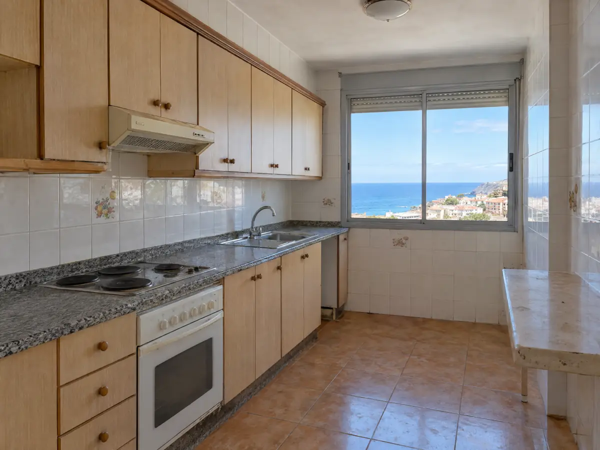 Cocina de un piso de los años dos mil en Candelaria, lista para su primera reforma