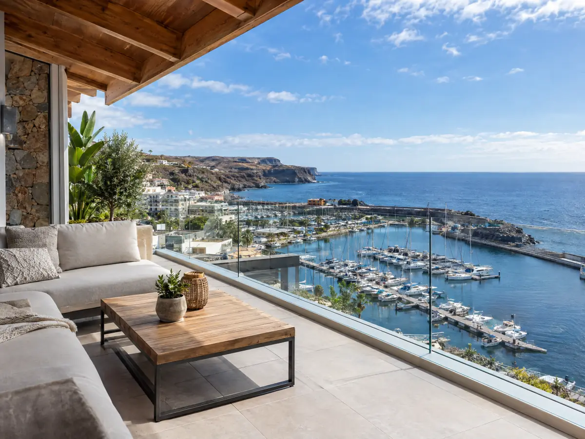 Terraza de un chalet reformado sobre la marina de Radazul