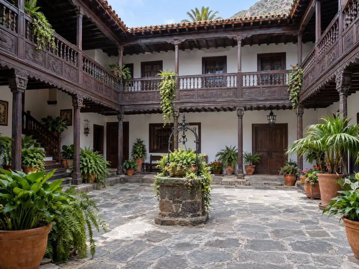 Patio interior de una casa tradicional canaria con galerías de madera en La Laguna