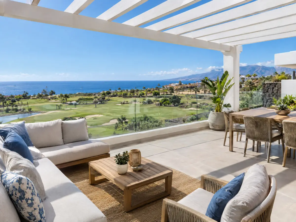 Terraza reformada con pérgola sobre el campo de golf y el mar