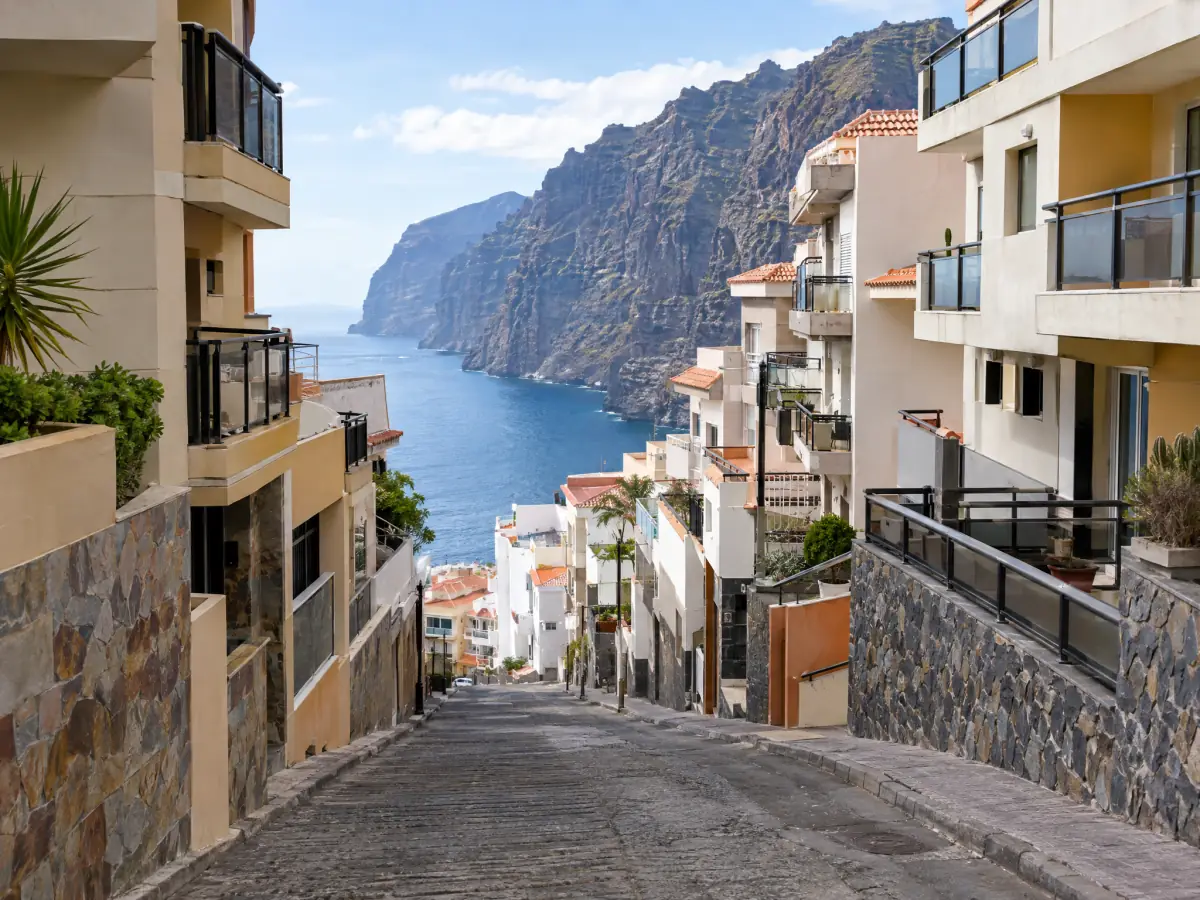 Calle en pendiente entre edificios de apartamentos en Puerto de Santiago