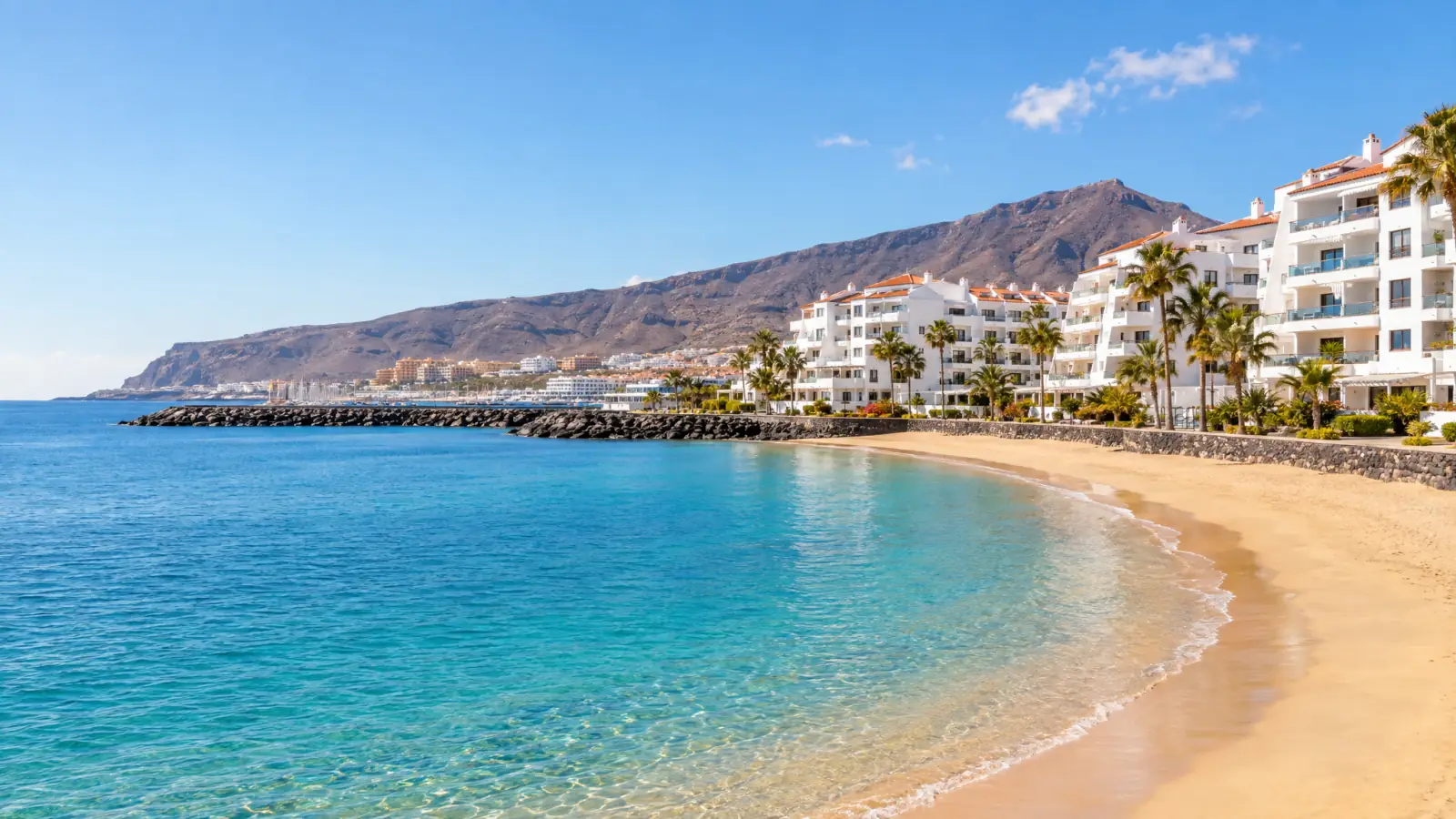 Costa de Los Cristianos, en Arona, con complejos de apartamentos frente a la playa (recreación ilustrativa)