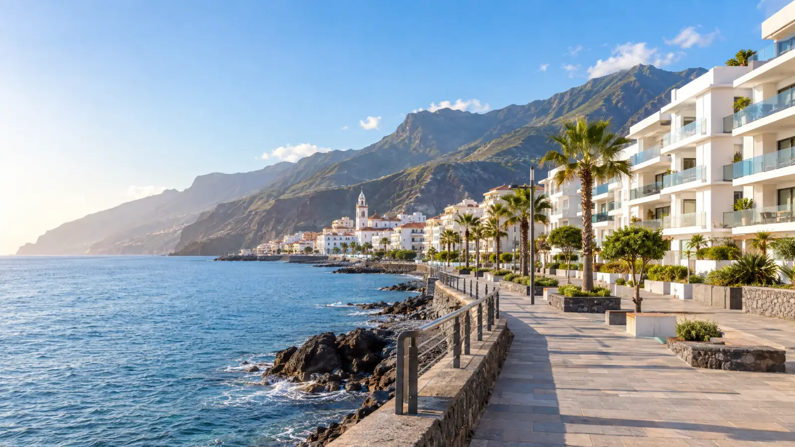 Frente marítimo de Candelaria con edificios blancos y paseo junto al mar (recreación ilustrativa)