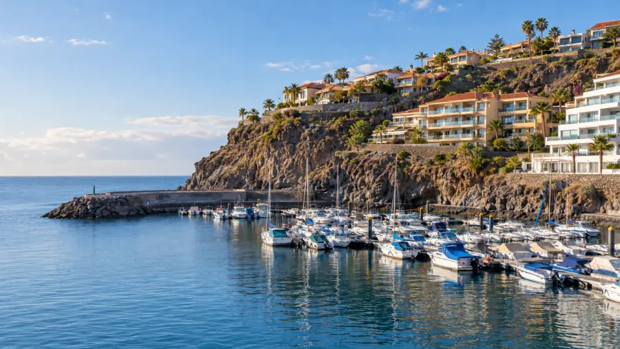 Marina de Radazul, en El Rosario, con chalets sobre los acantilados