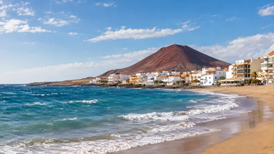 El Médano, en Granadilla de Abona, con casas blancas junto a la playa y Montaña Roja