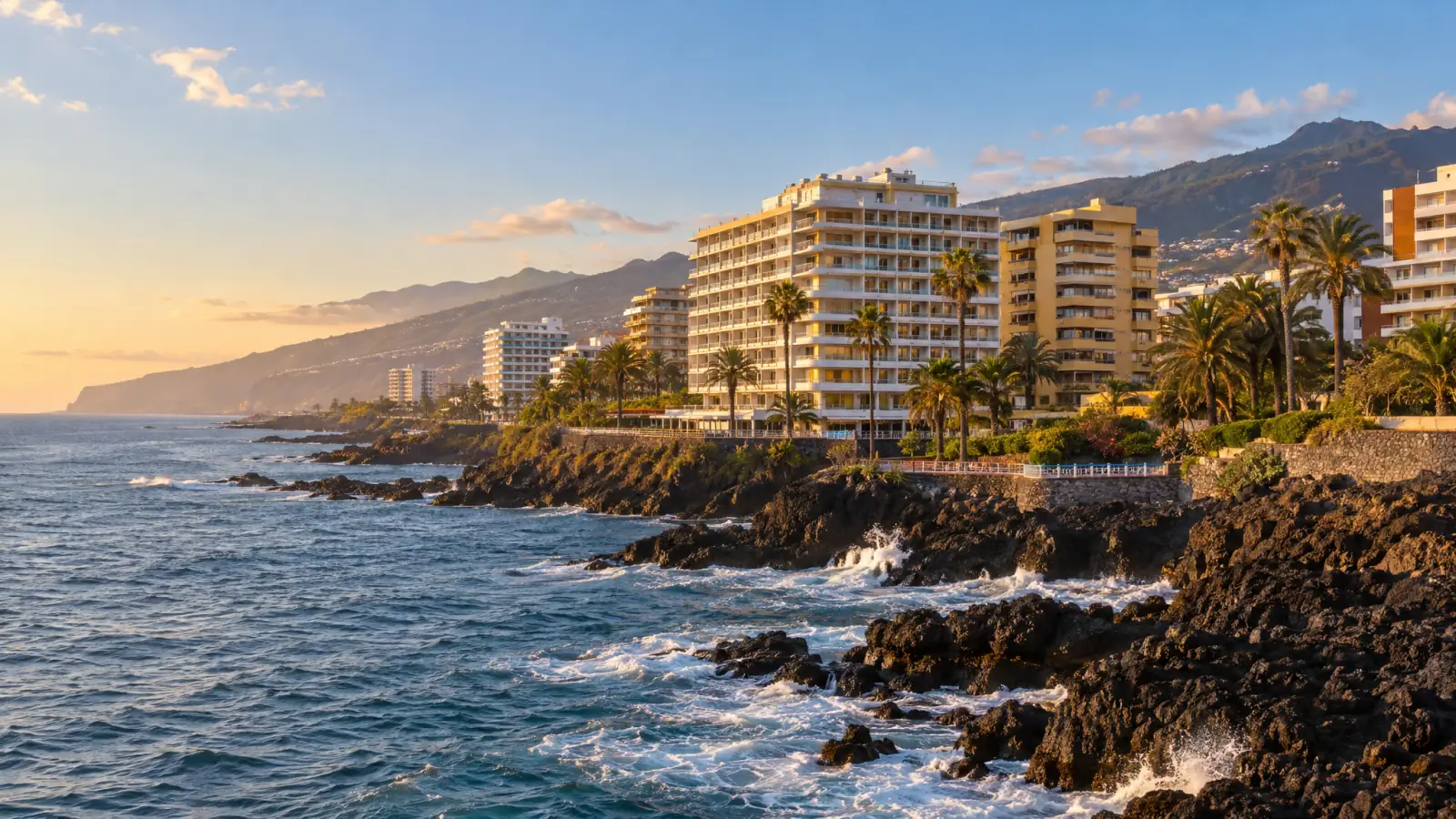 Frente marítimo de Puerto de la Cruz con edificios de los setenta y rocas volcánicas (recreación ilustrativa)