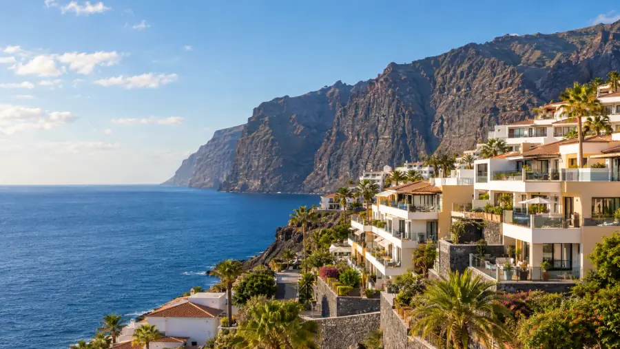 Edificios de apartamentos en Puerto de Santiago frente a los acantilados de Los Gigantes