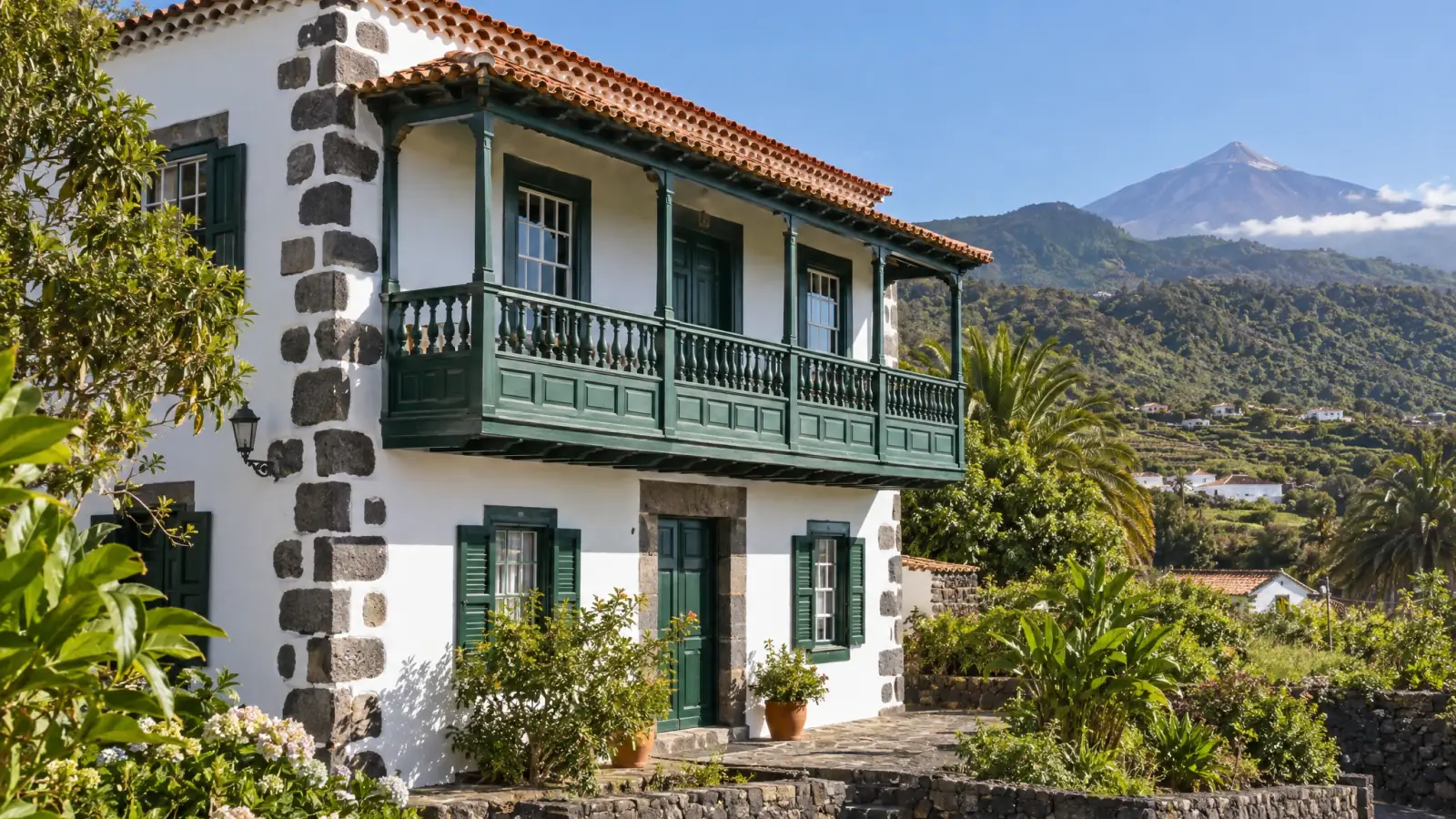 Casa tradicional canaria restaurada en el norte de Tenerife, con balcón de madera y el Teide al fondo (recreación ilustrativa)