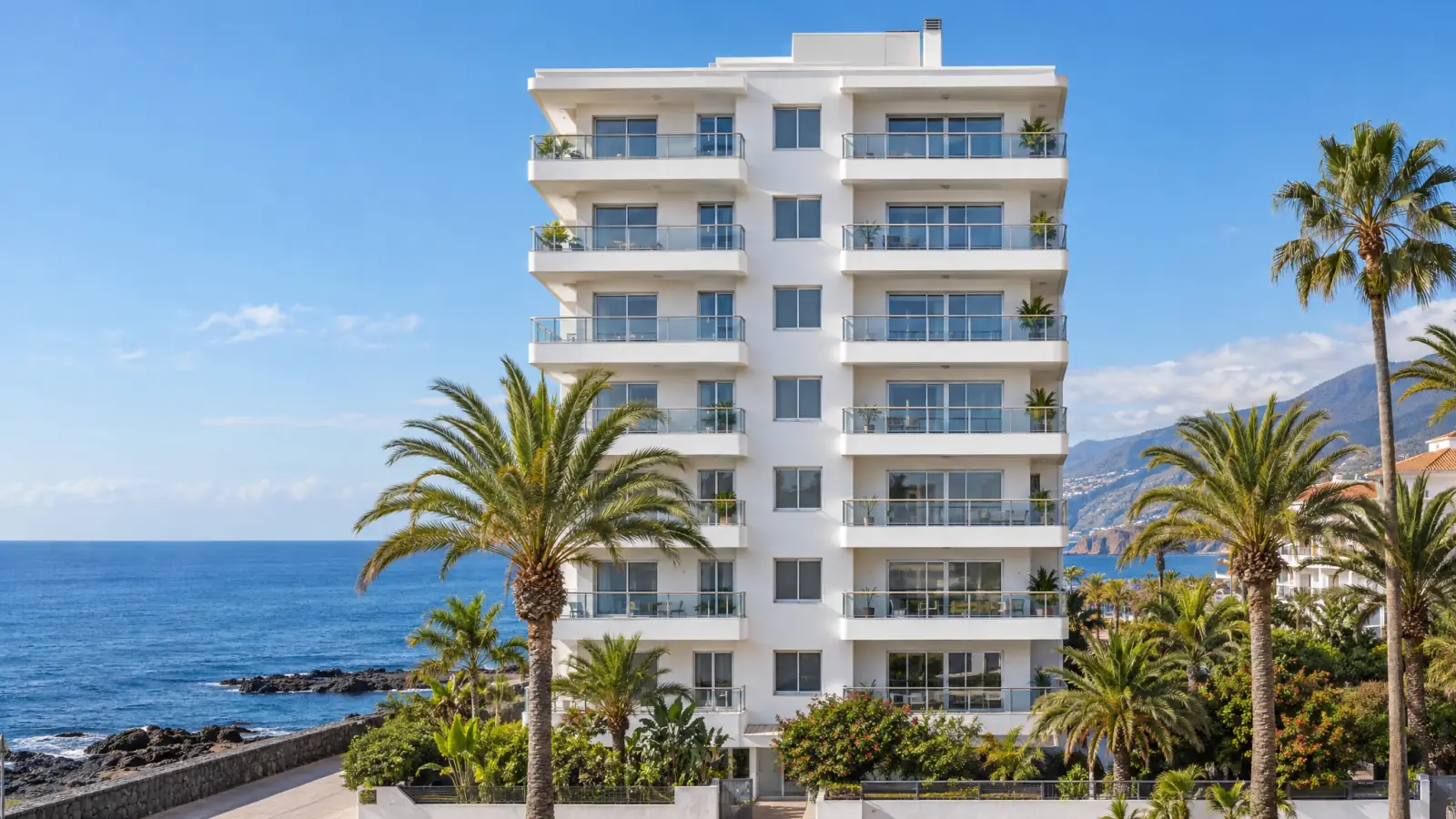 Edificio residencial frente al mar en Puerto de la Cruz con la fachada rehabilitada (recreación ilustrativa)