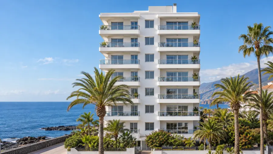 Edificio residencial frente al mar en Puerto de la Cruz con la fachada rehabilitada
