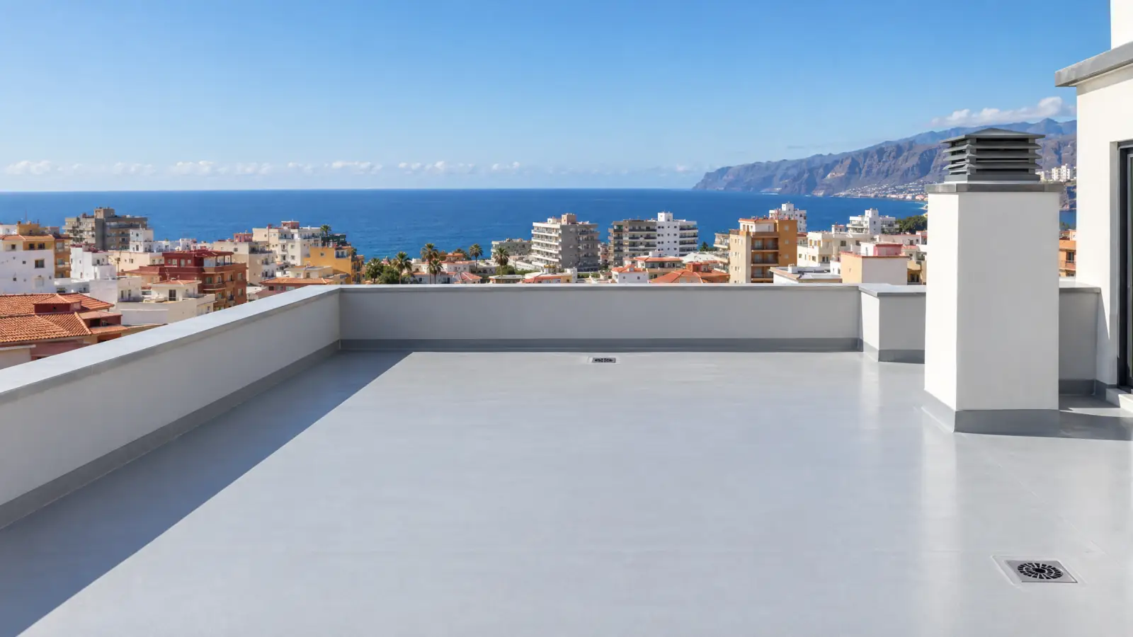 Azotea de un edificio en Tenerife con impermeabilización nueva, sumideros y petos (recreación ilustrativa)