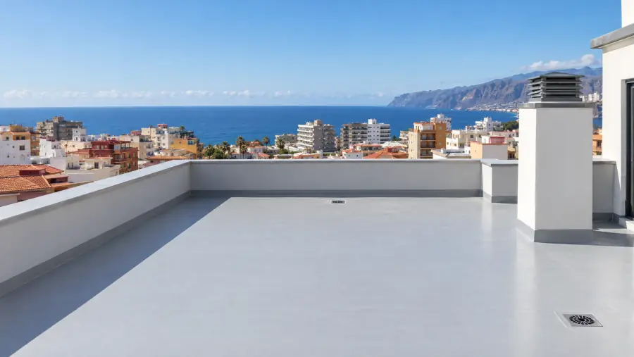 Azotea de un edificio en Tenerife con impermeabilización nueva, sumideros y petos