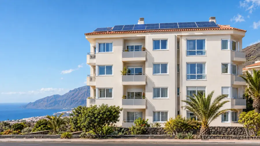 Edificio residencial en Tenerife tras la rehabilitación energética, con fachada aislada y placas solares