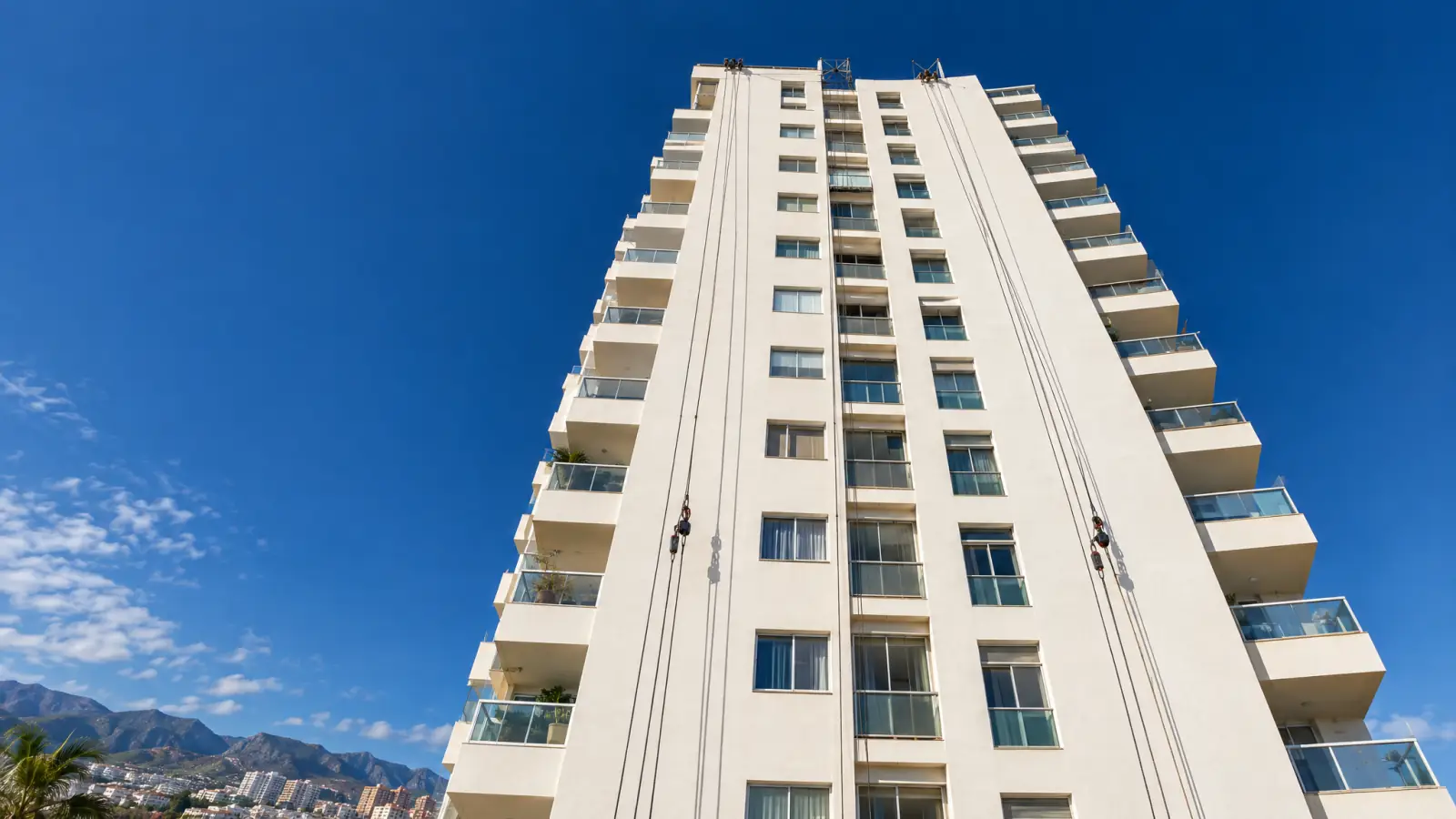 Fachada de una torre residencial en Santa Cruz de Tenerife con líneas de trabajos verticales (recreación ilustrativa)