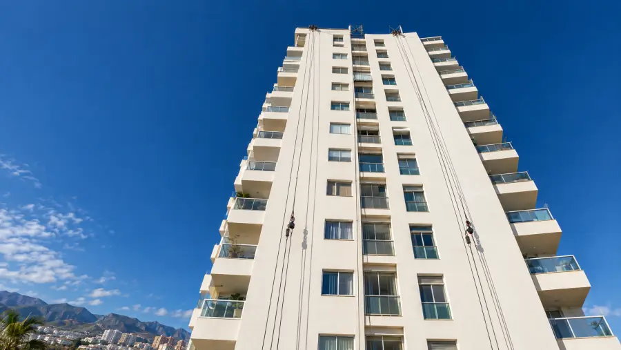 Fachada de una torre residencial en Santa Cruz de Tenerife con líneas de trabajos verticales