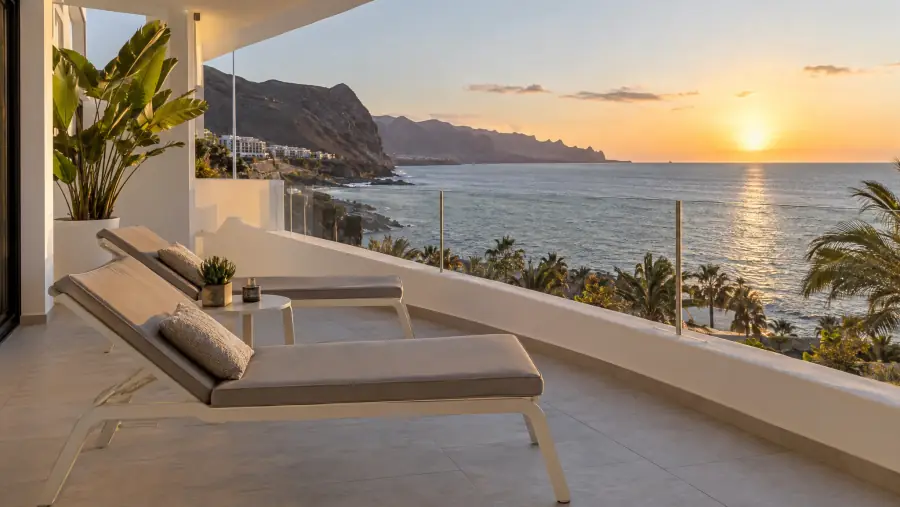 Terraza de un apartamento reformado en el sur de Tenerife con vistas al océano al atardecer