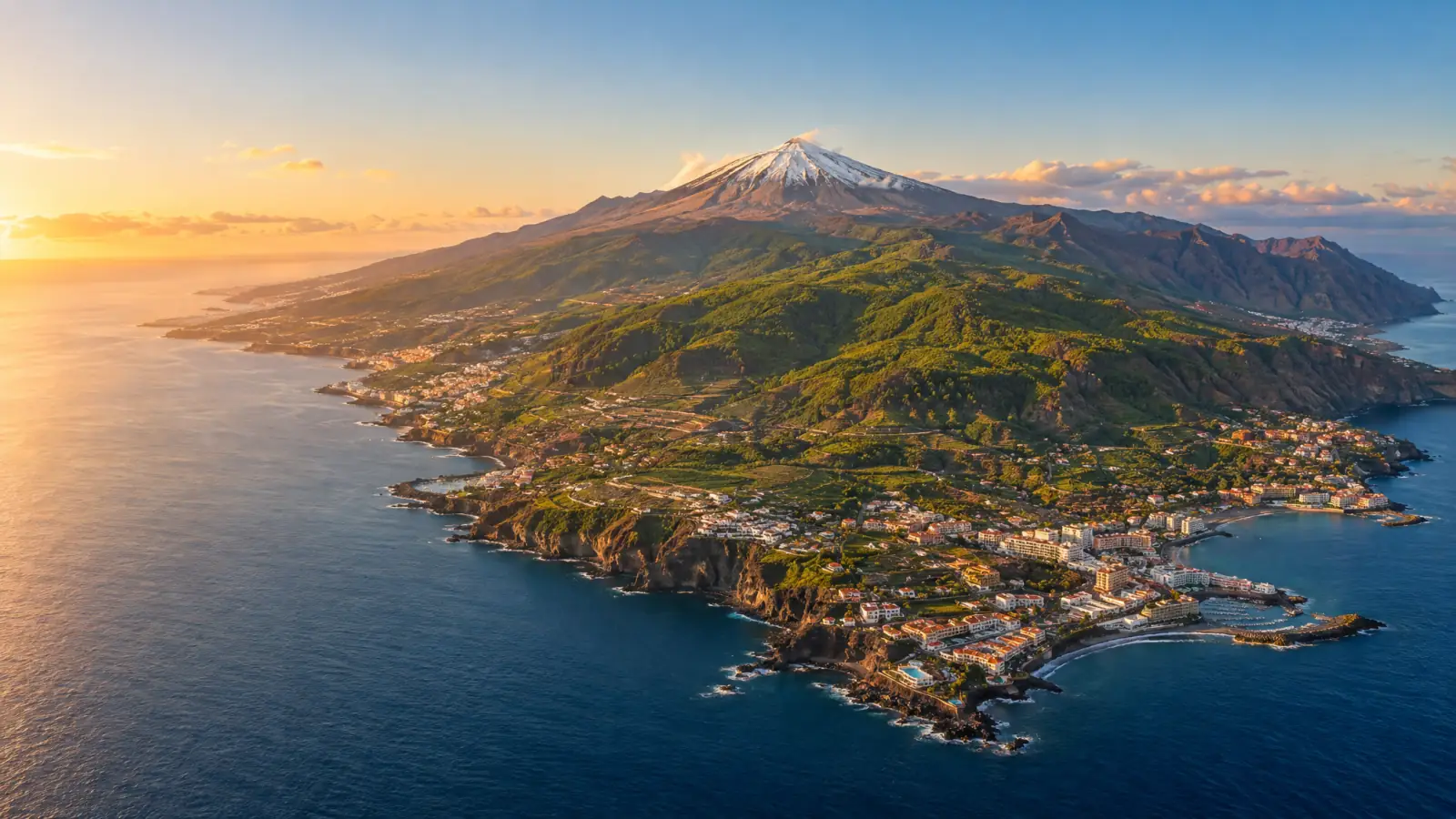 Vista panorámica de la isla de Tenerife con la costa, las laderas del norte y el Teide (recreación ilustrativa)