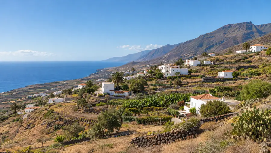 Casas blancas en la ladera del Valle de Güímar descendiendo hacia el mar