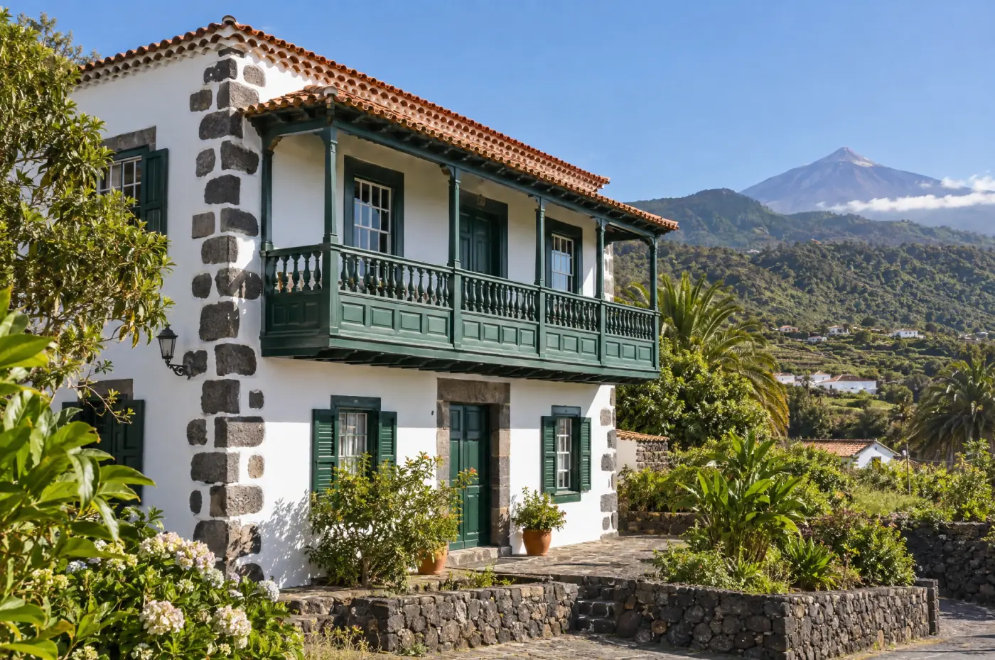 Casa tradicional canaria restaurada en el norte de Tenerife, con balcón de madera y el Teide al fondo